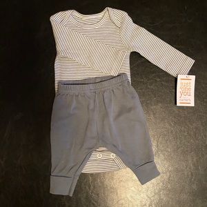 NWT Grey baby outfit 💜